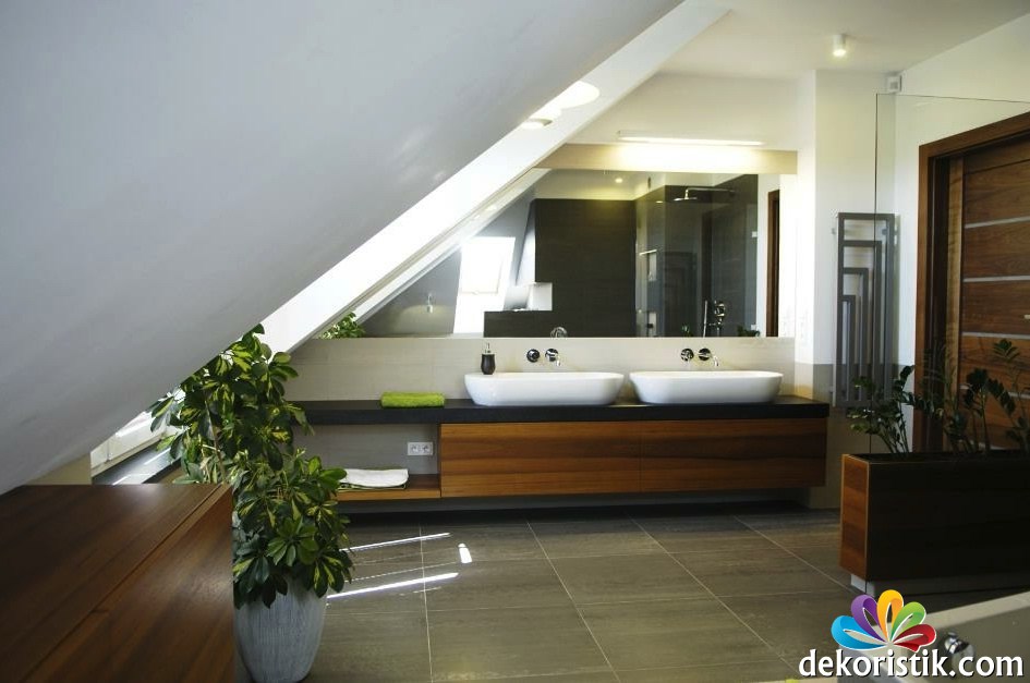 modern beyaz ceviz rengi tavan arası banyo