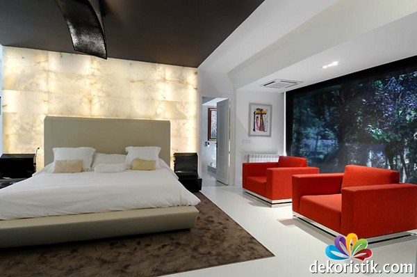 dubleks villa yatak odasında kırmızı koltuk