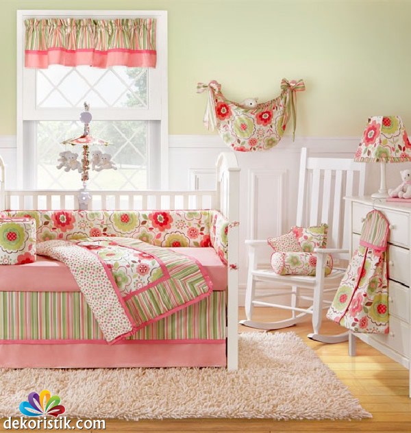 beyaz ve pembe renk kız bebek odası