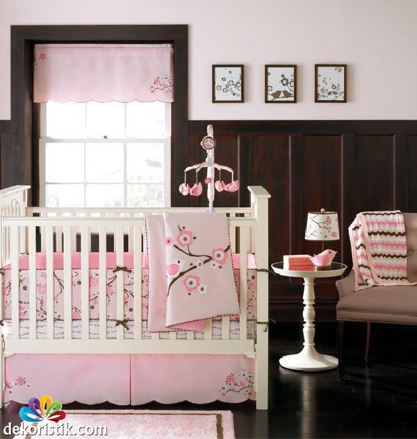 çicekli desenli kız bebek odası modeli