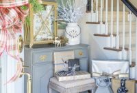 Rustic Christmas Foyer: Elegant Holiday Decor Ideas