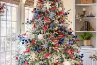 Timeless Metallic Christmas Decor for Kitchens and Living Rooms