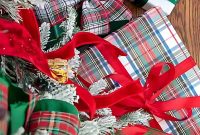 Small-Space Christmas: Red and Green Mantel, Fresh Greenery, Gift Wrapping
