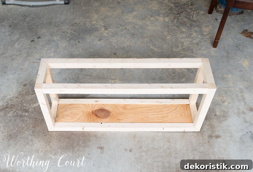 Step by step directions for building and upholstering this easy farmhouse style bench. The measurements can be adapted to any size bench. || Worthing Court