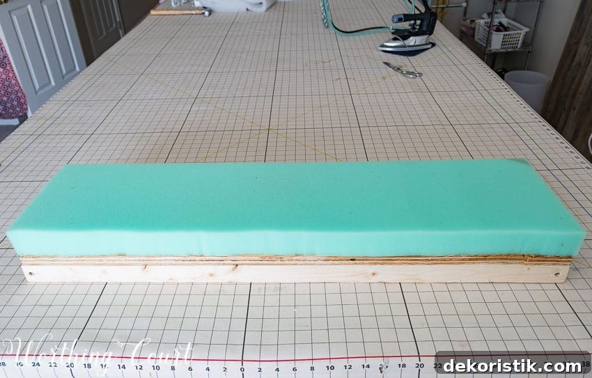 Step by step directions for building and upholstering this easy farmhouse style bench. The measurements can be adapted to any size bench. || Worthing Court