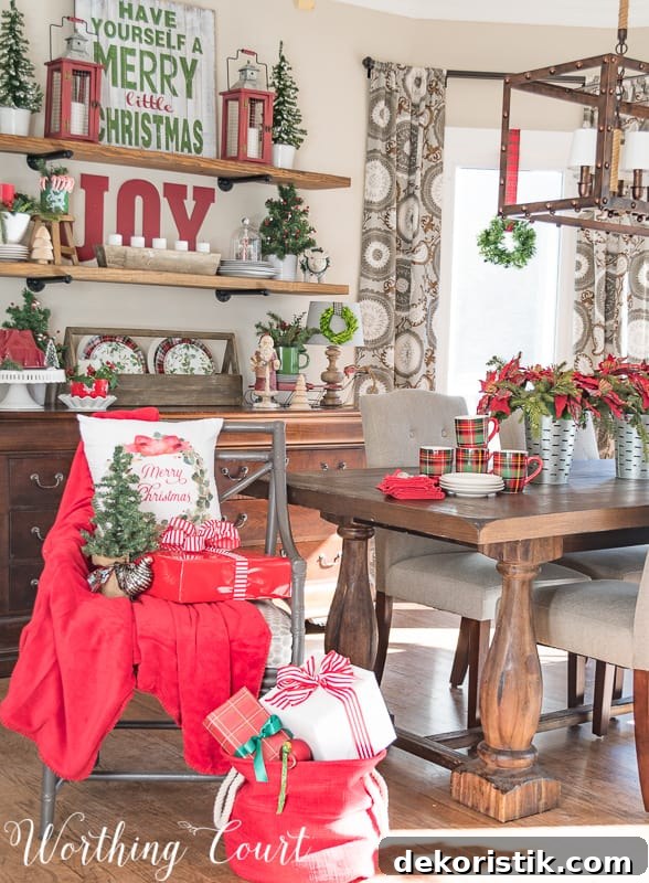 Christmas breakfast room decor #christmas #christmasdecor #redandgreen