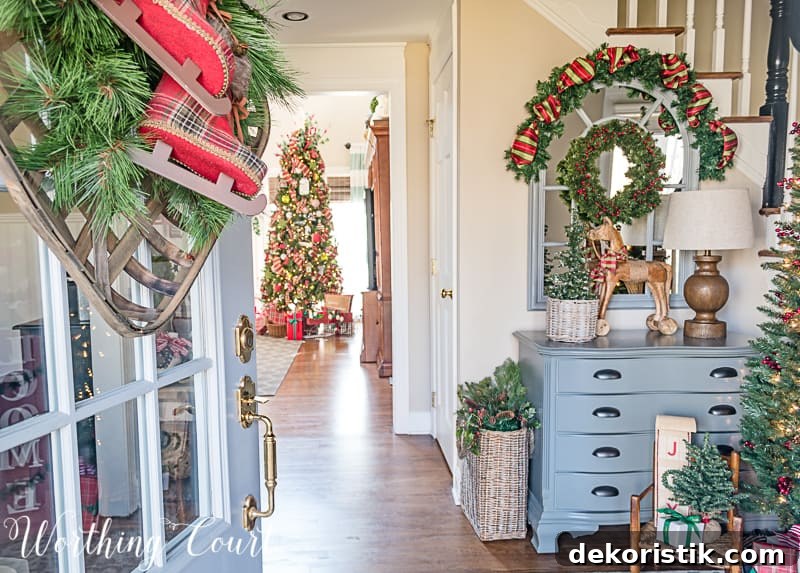 Festive Farmhouse Christmas Foyer #christmasdecor #farmhousechristmasdecor #foyer