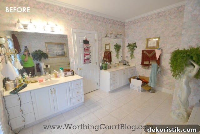 A before picture of the old bathroom.