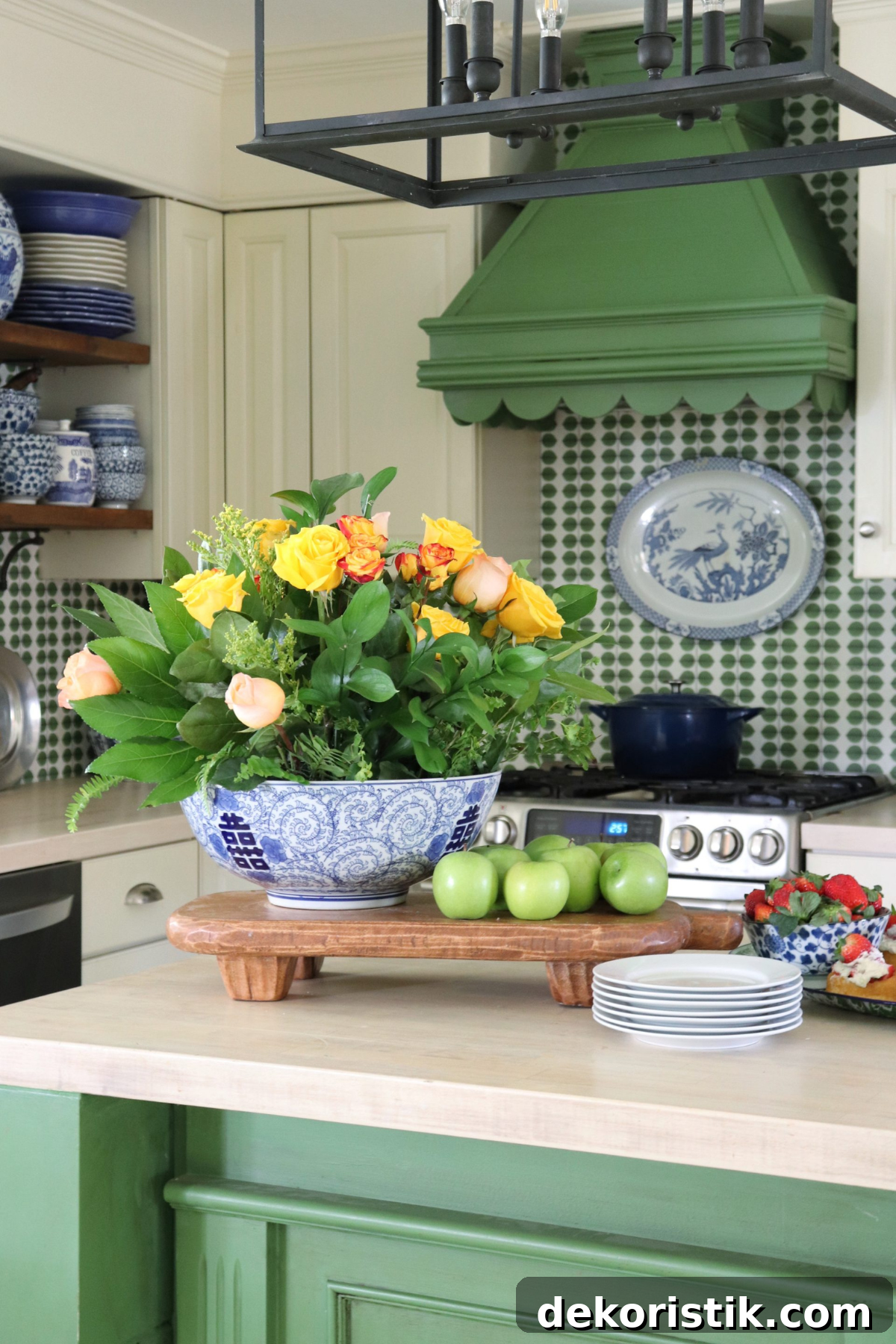 Floral arrangement in chinoiserie bowl