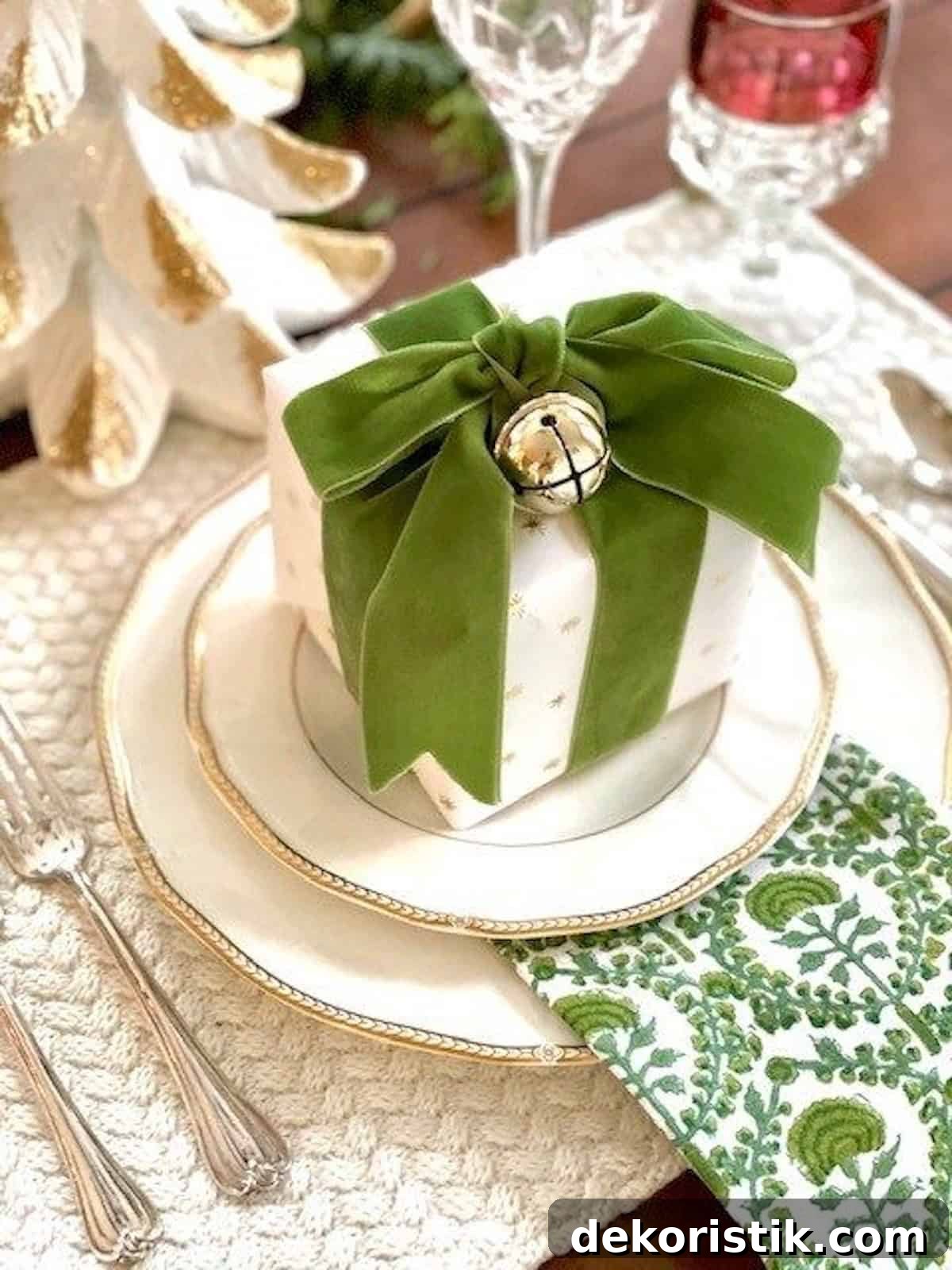 festive holiday place setting idea