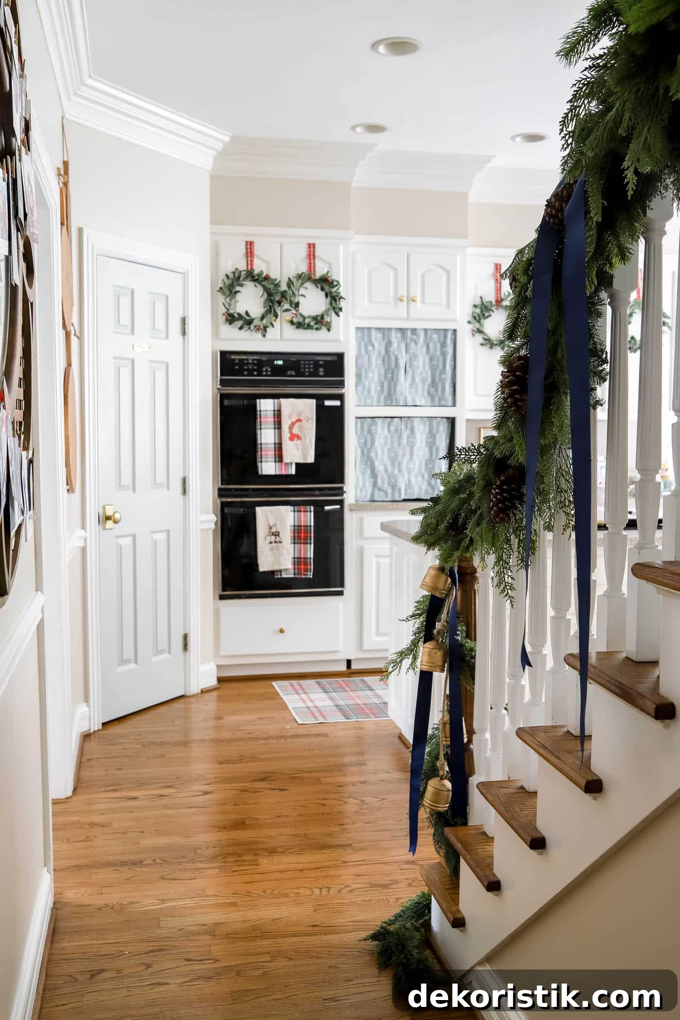 How to hang garland on the stairs