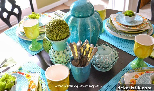 Spring means an explosion of colors as nature comes back to life after a long and dreary winter. Set a beautiful spring table filled with all of the colors of spring. Gone are the days of matchy matchy dishes. Mix up your patterns for loads of beauty and interest. || Worthing Court Blog